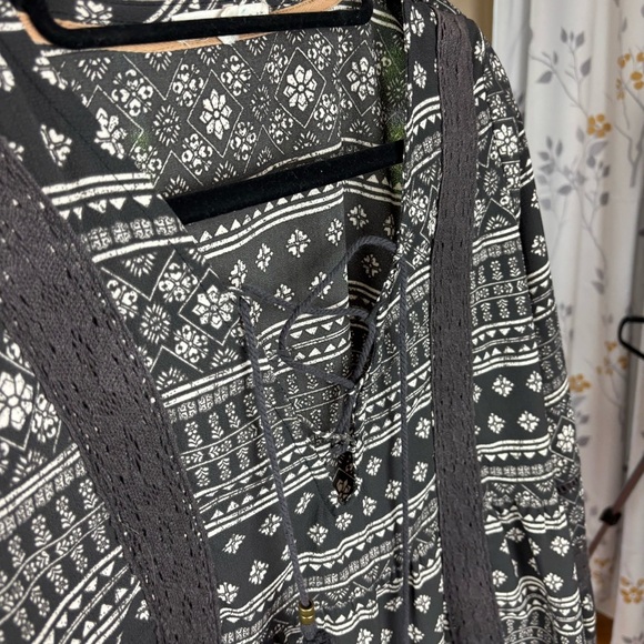 Hint of Mint Black and White Relaxed Graphic Blouse **see pics - Picture 6 of 9